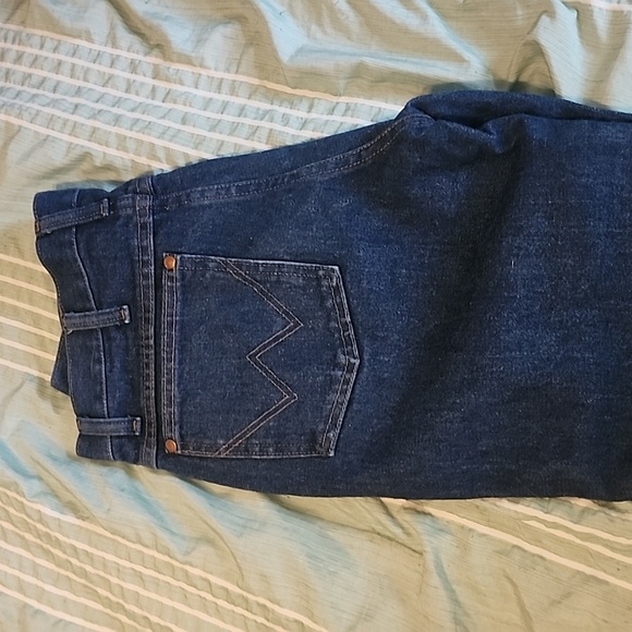 30x34 Wrangler jeans - Picture 3 of 4